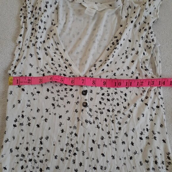 H&M Mama Women's Maternity Size S Short Flutter Sleeve V Neck White Floral Shirt - Picture 9 of 10